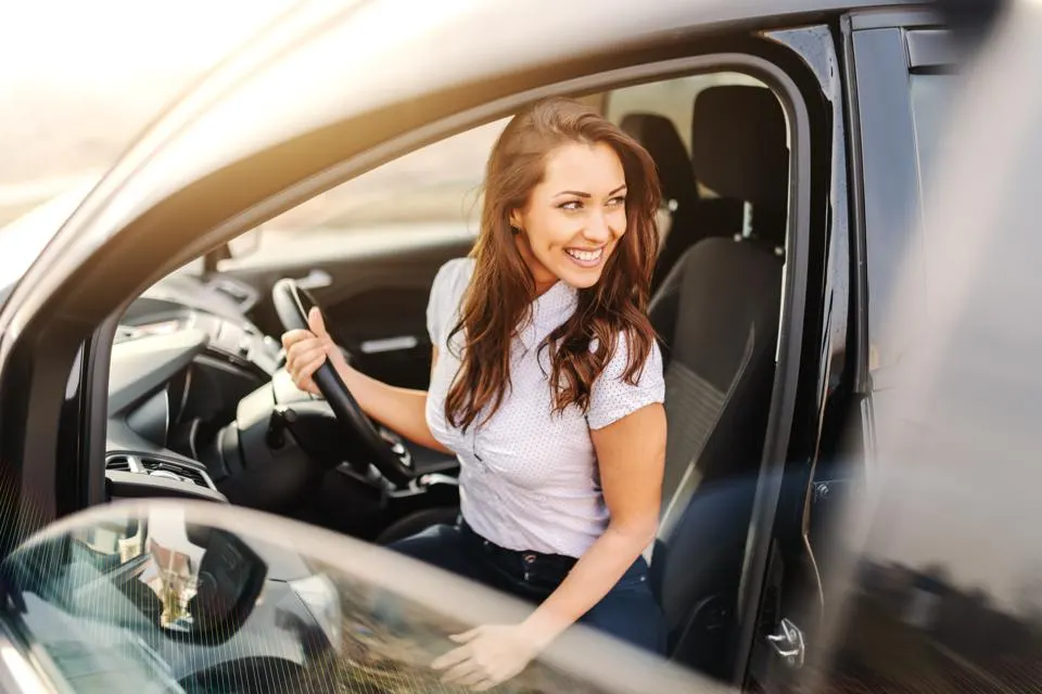 thuê xe tự lái vs taxi